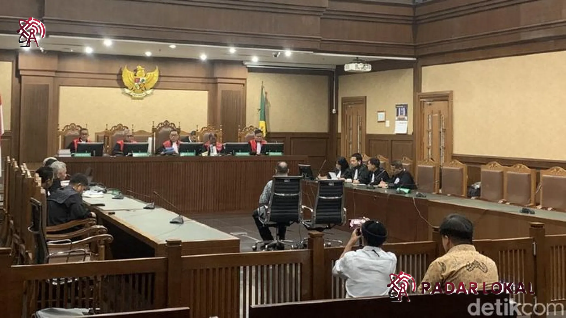 Tangis Ibrahim Arief di Meja Hijau: Menguak Dugaan Kriminalisasi dan ‘Dosa’ di Balik Kasus Chromebook