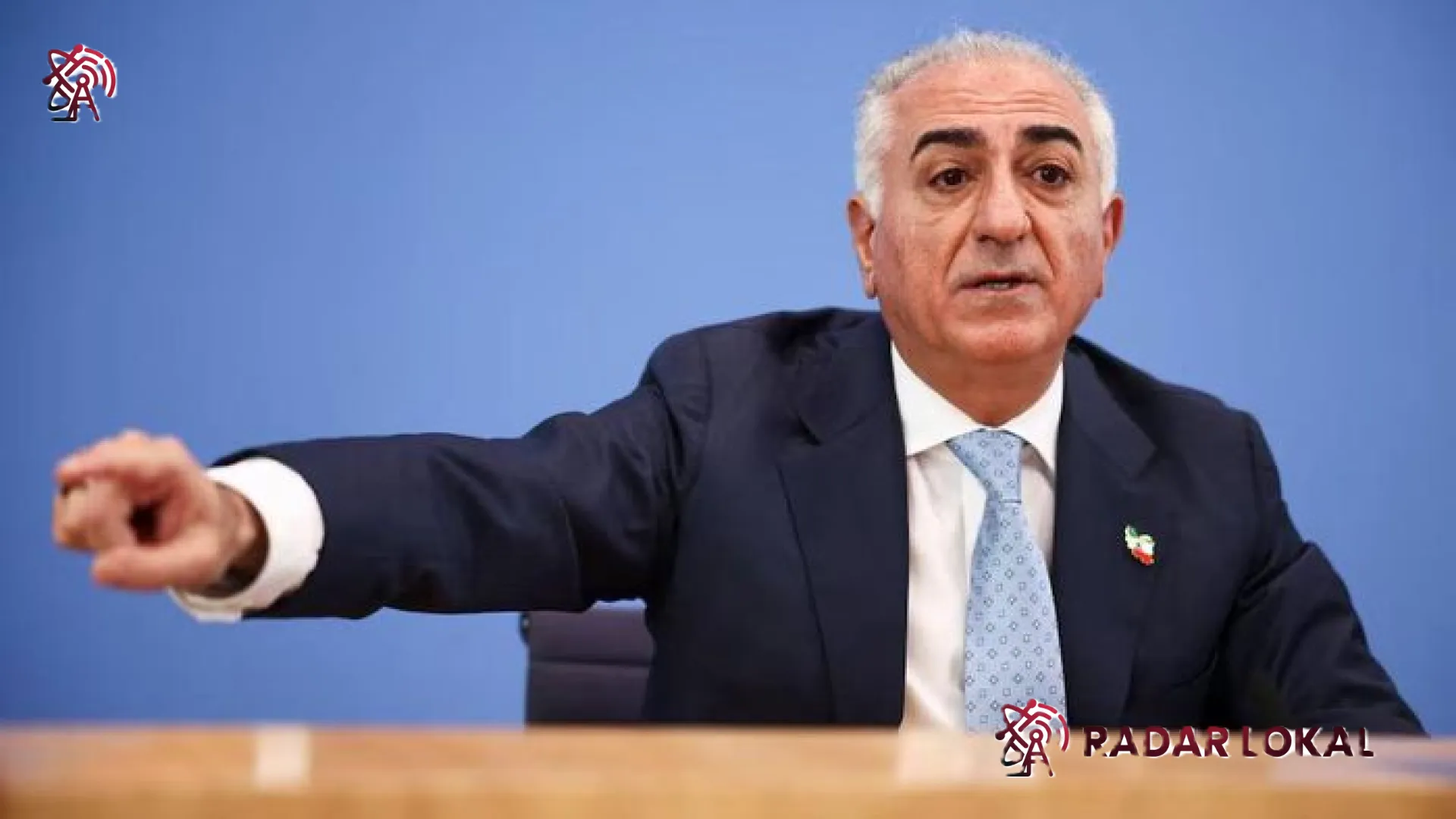 Insiden Berlin: Detik-detik Eks Putra Mahkota Iran Reza Pahlavi Disiram Cairan Merah di Tengah Gejolak Politik