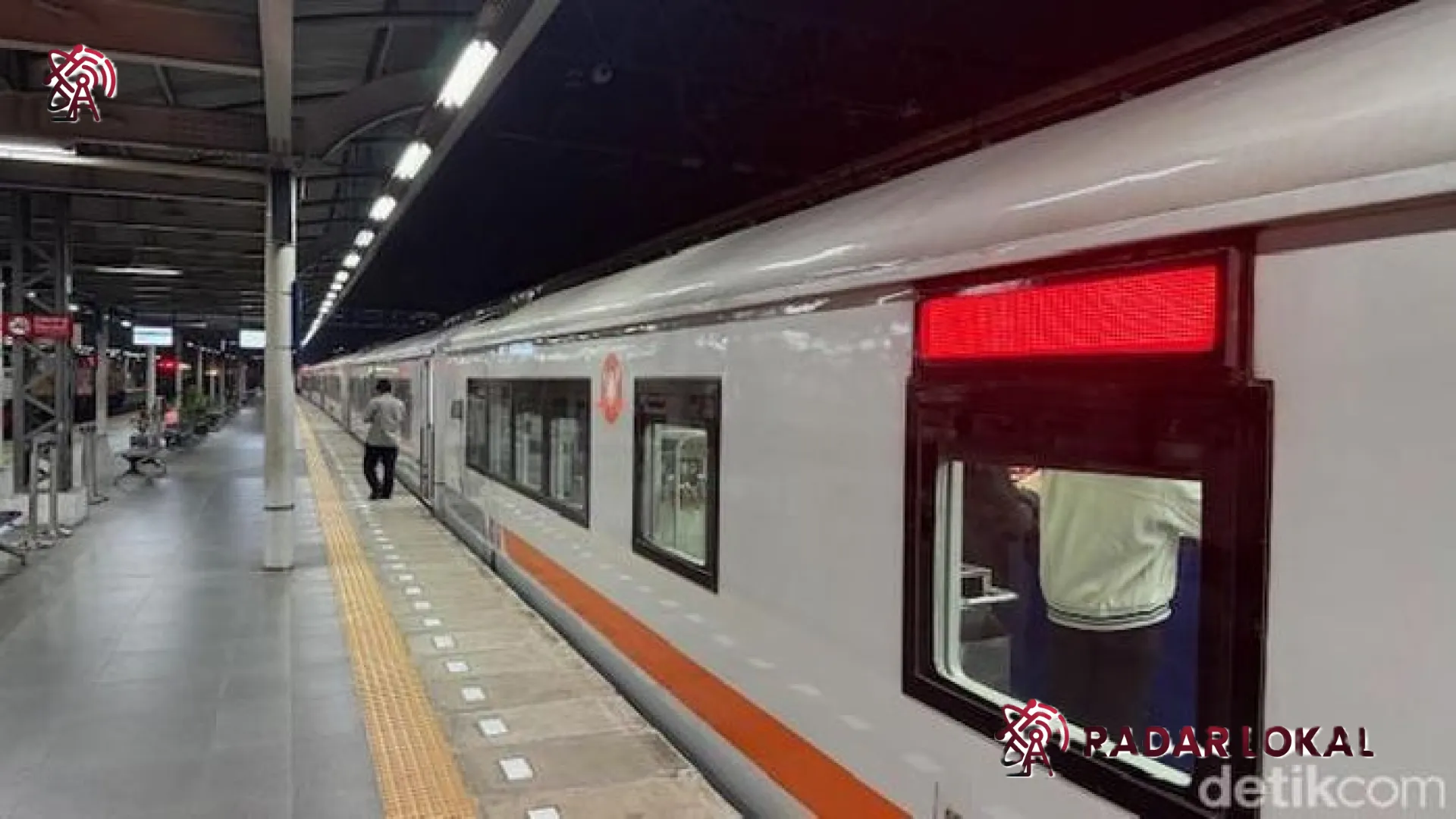 Insiden Tabrakan Kereta di Bekasi: KA Purwojaya Lumpuh di Jatinegara, Penumpang Disodorkan Opsi Refund Tiket Penuh