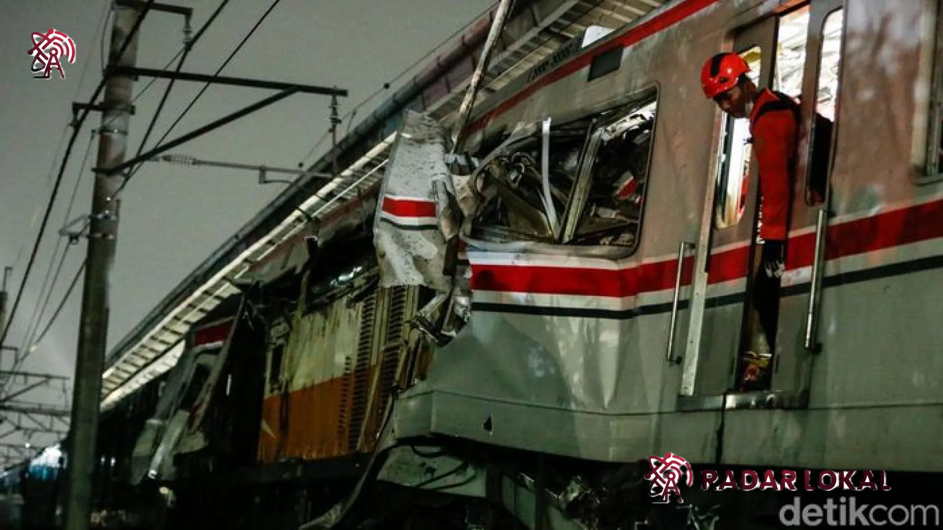 KRL Lintas Cikarang Lumpuh Akibat Insiden di Bekasi Timur, Shuttle Bus Disiagakan Menuju Stasiun Bekasi