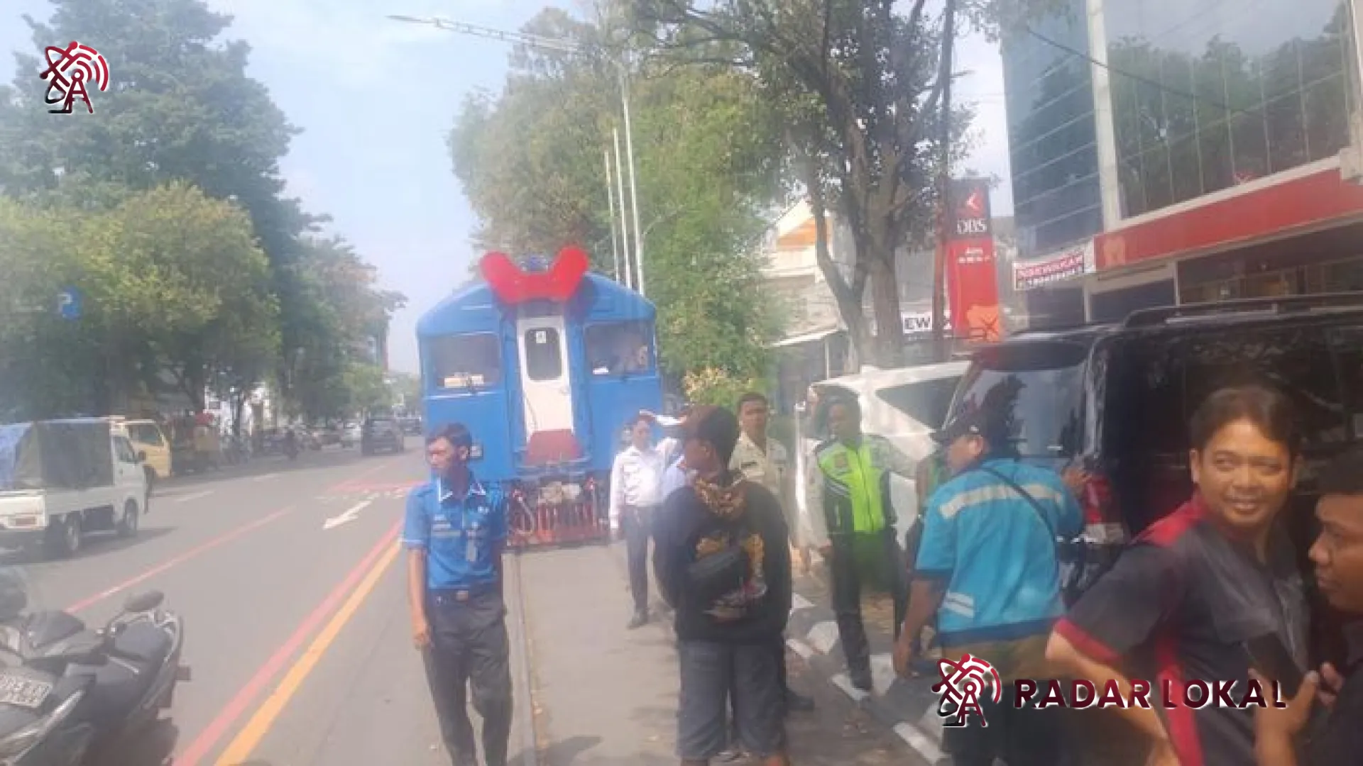 Parkir Sembarangan di Jalur Kereta Solo: Ketika Land Cruiser Menghambat Laju KA Bathara Kresna