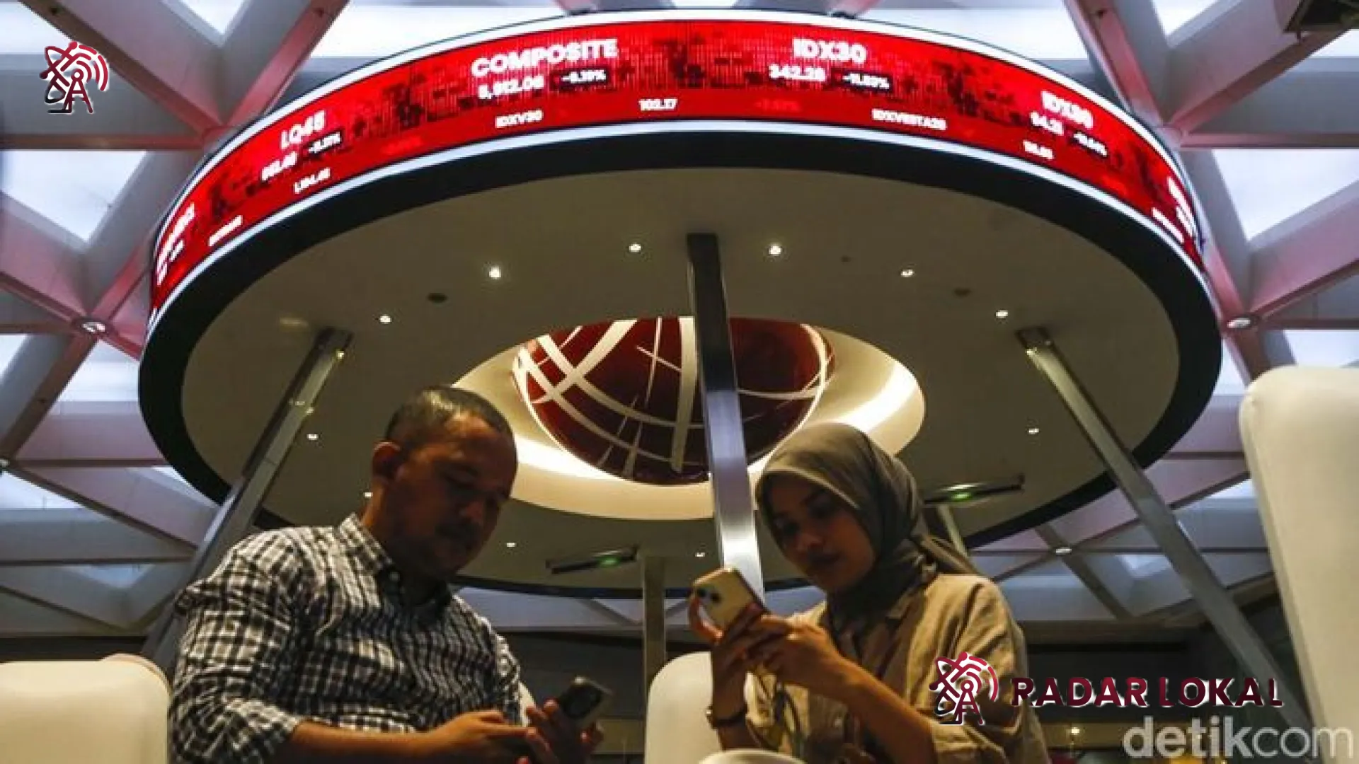 Badai di Lantai Bursa: IHSG Terjerembap ke Level 6.900 Jelang Libur Panjang