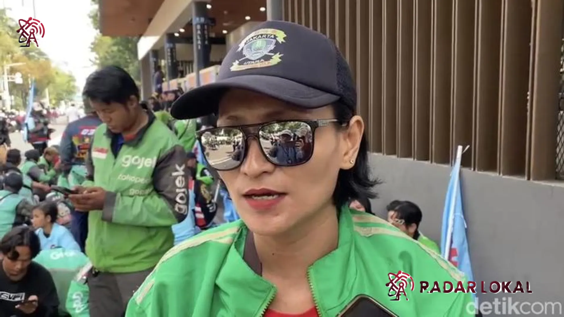 Kisah Novita di May Day: Perjuangan Driver Ojol Wanita Melawan Potongan Aplikator yang Mencekik