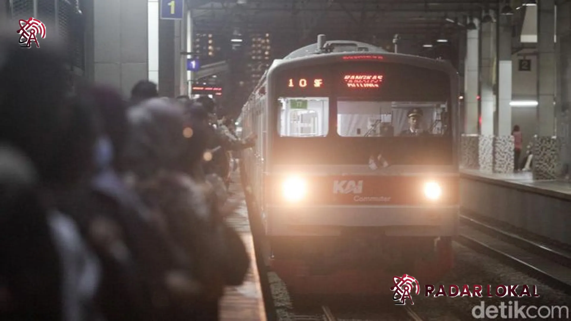 Aksi Meresahkan di Stasiun Kebayoran: Menyingkap Horor Penumpang KRL yang Diintip dari Bawah Peron