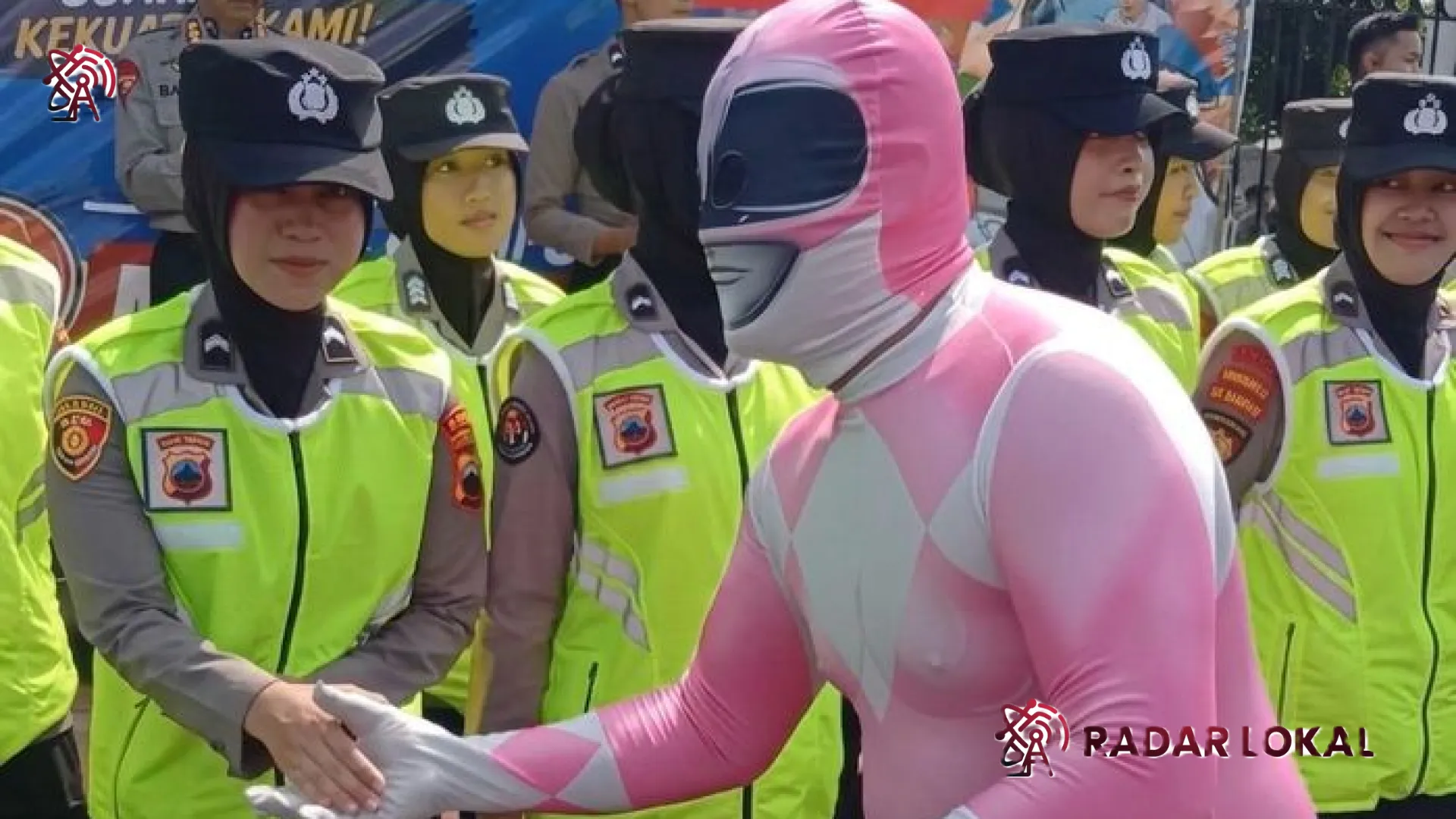 Aksi Damai Nelayan Pati: Saat ‘Power Rangers’ Berjabat Tangan dengan Polisi dalam Suasana Humanis