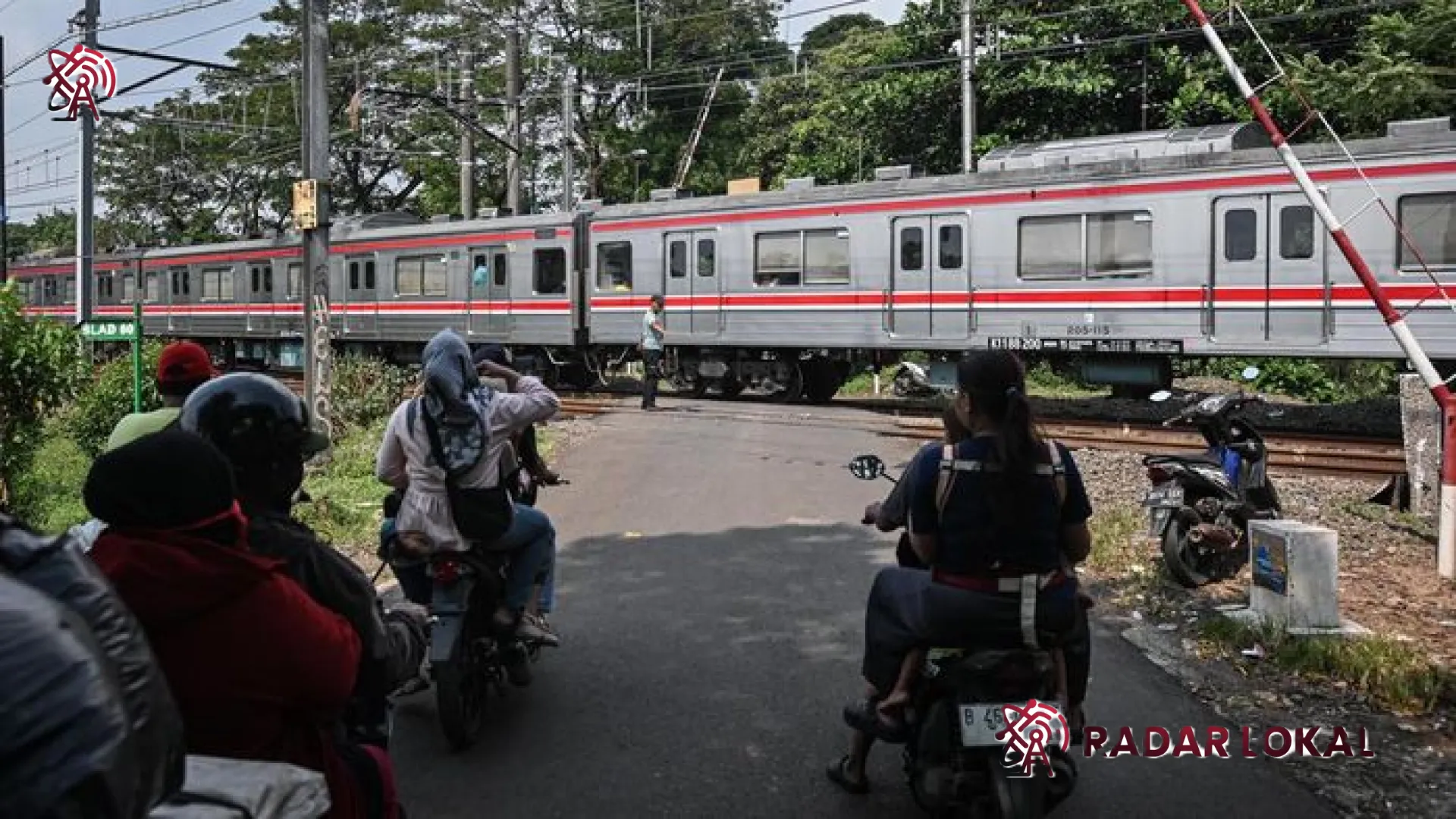 Awas Kena Pidana! Kenali Sanksi Berat dan Risiko Maut Menerobos Perlintasan Sebidang Kereta Api