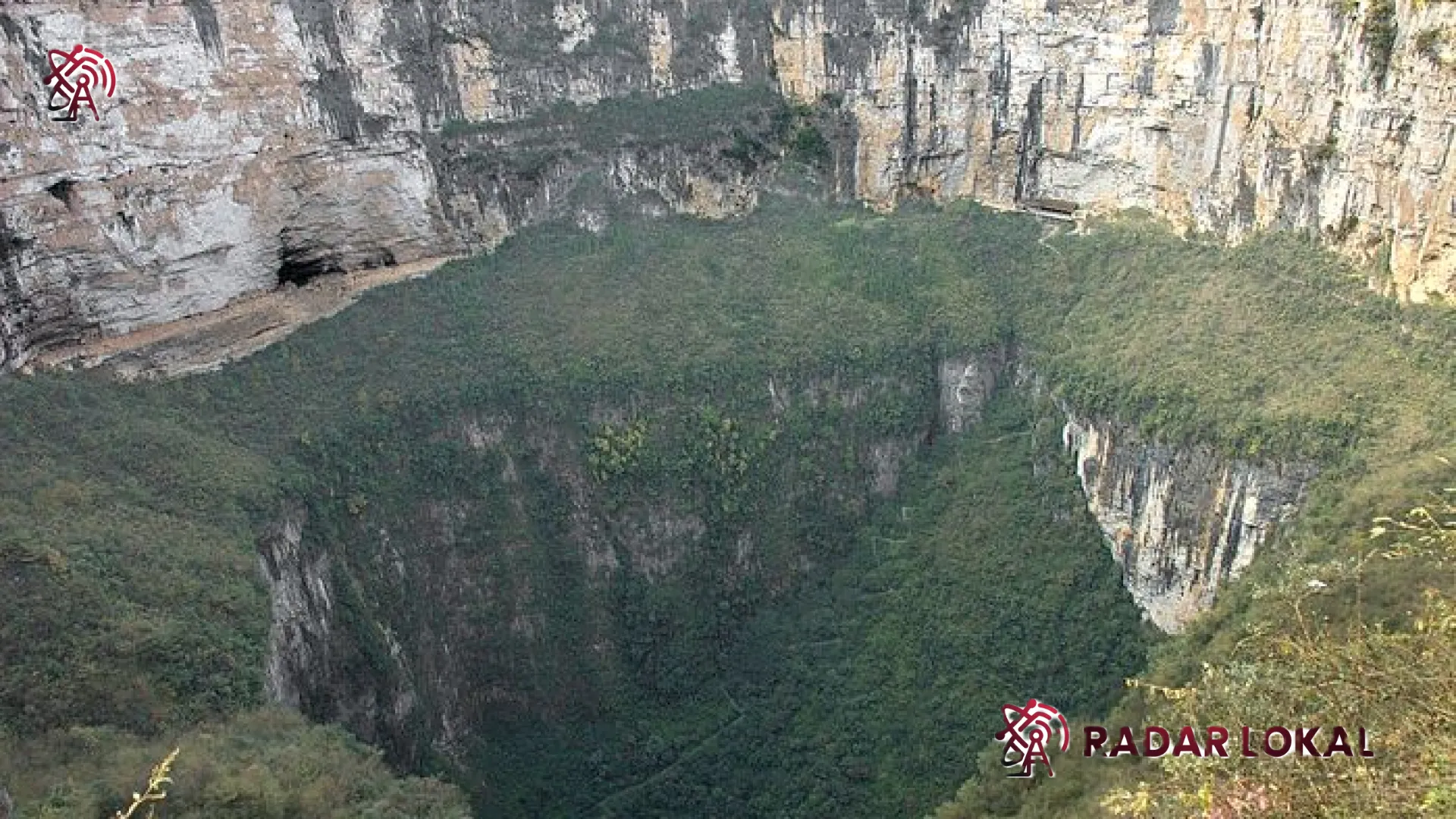 Menguak Misteri Xiaozhai Tiankeng: Menjelajahi ‘Lubang Surgawi’ dan Ekosistem Purba di Dasar Sinkhole Terbesar Dunia