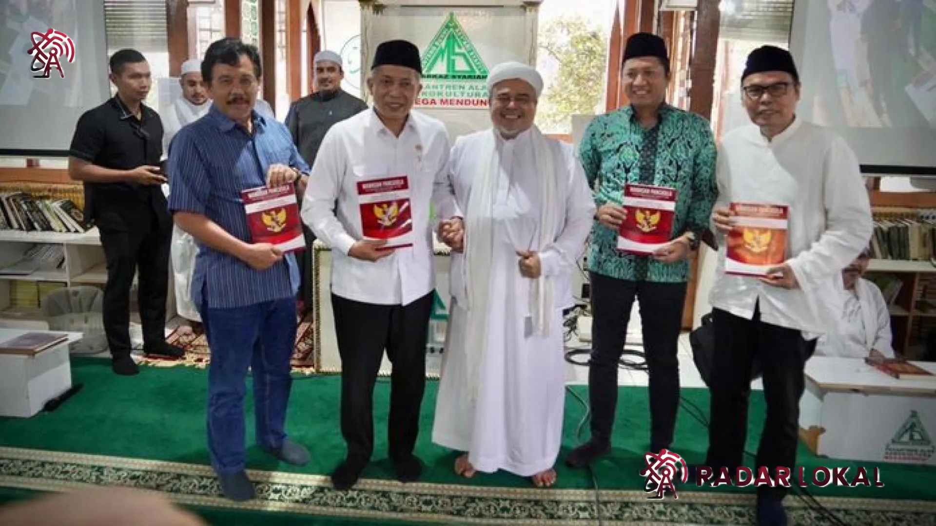 Revolusi Ekonomi Pancasila: Menkop Ferry Juliantono Ajak Pesantren Menjadi Motor Utama Koperasi Nasional
