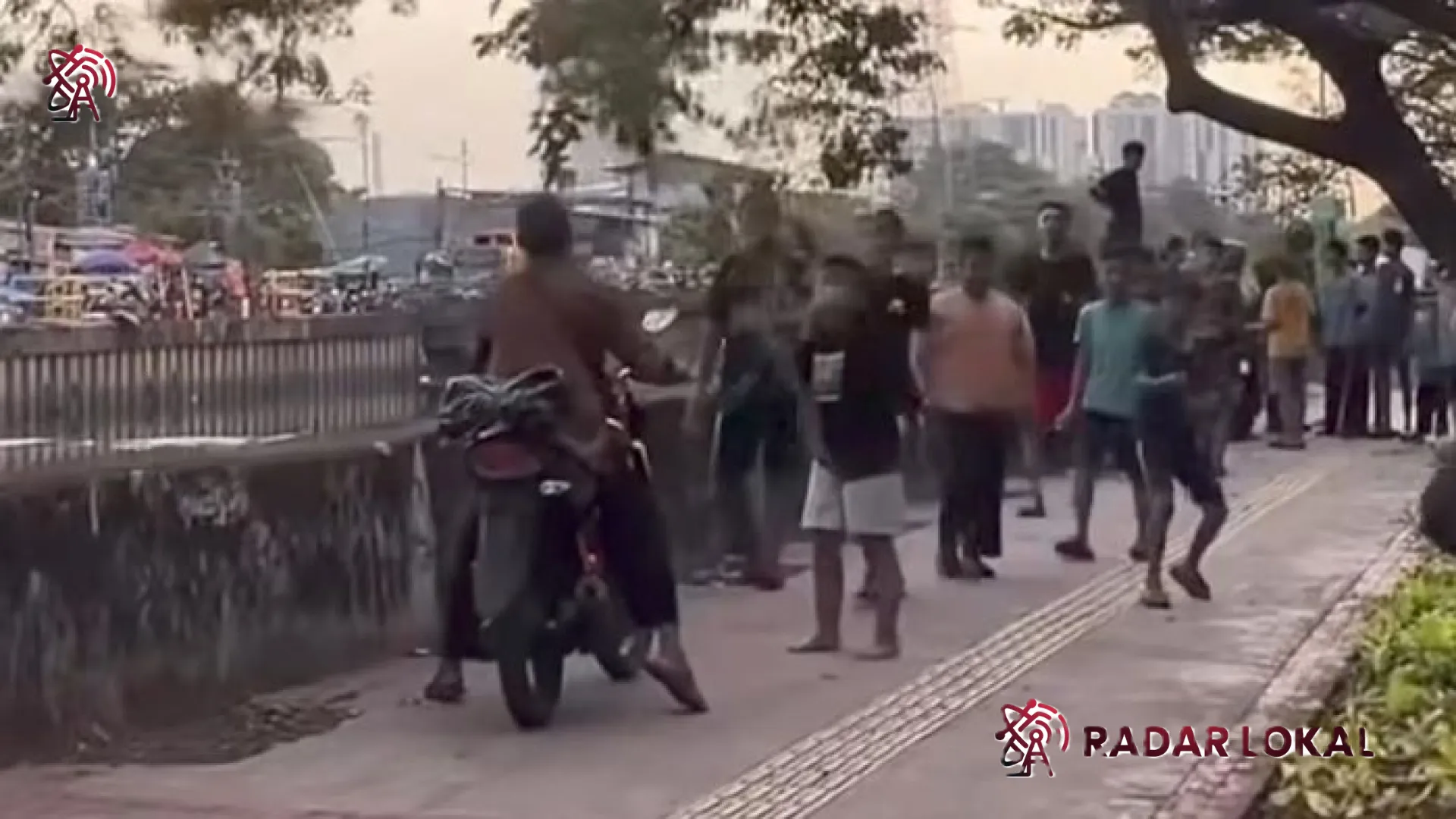 Aksi Heroik ‘Bocil’ Adang Pemotor di Trotoar Jakbar: Respon Tegas Dishub DKI dan Pentingnya Etika Berkendara