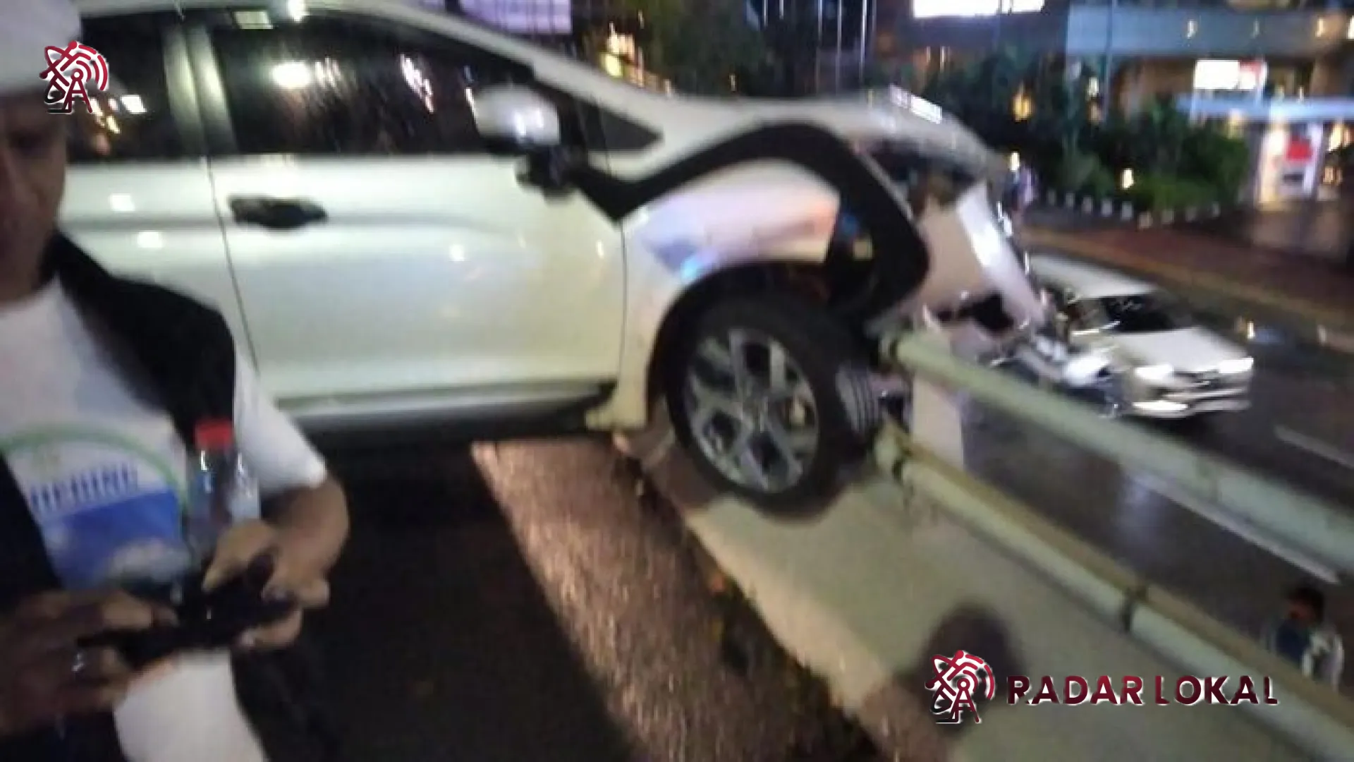 Insiden Mencekam di Tol Dalkot Slipi: Mobil Ringsek Nyaris Terjun, Arus Semanggi Macet Total