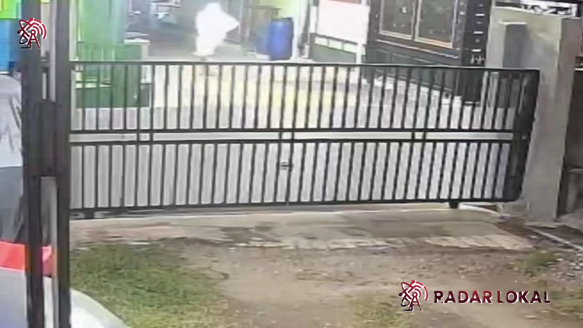 Geger Penampakan ‘Pocong’ Bercelurit di Depok Terekam CCTV, Polisi Langsung Sisir Lokasi Kejadian