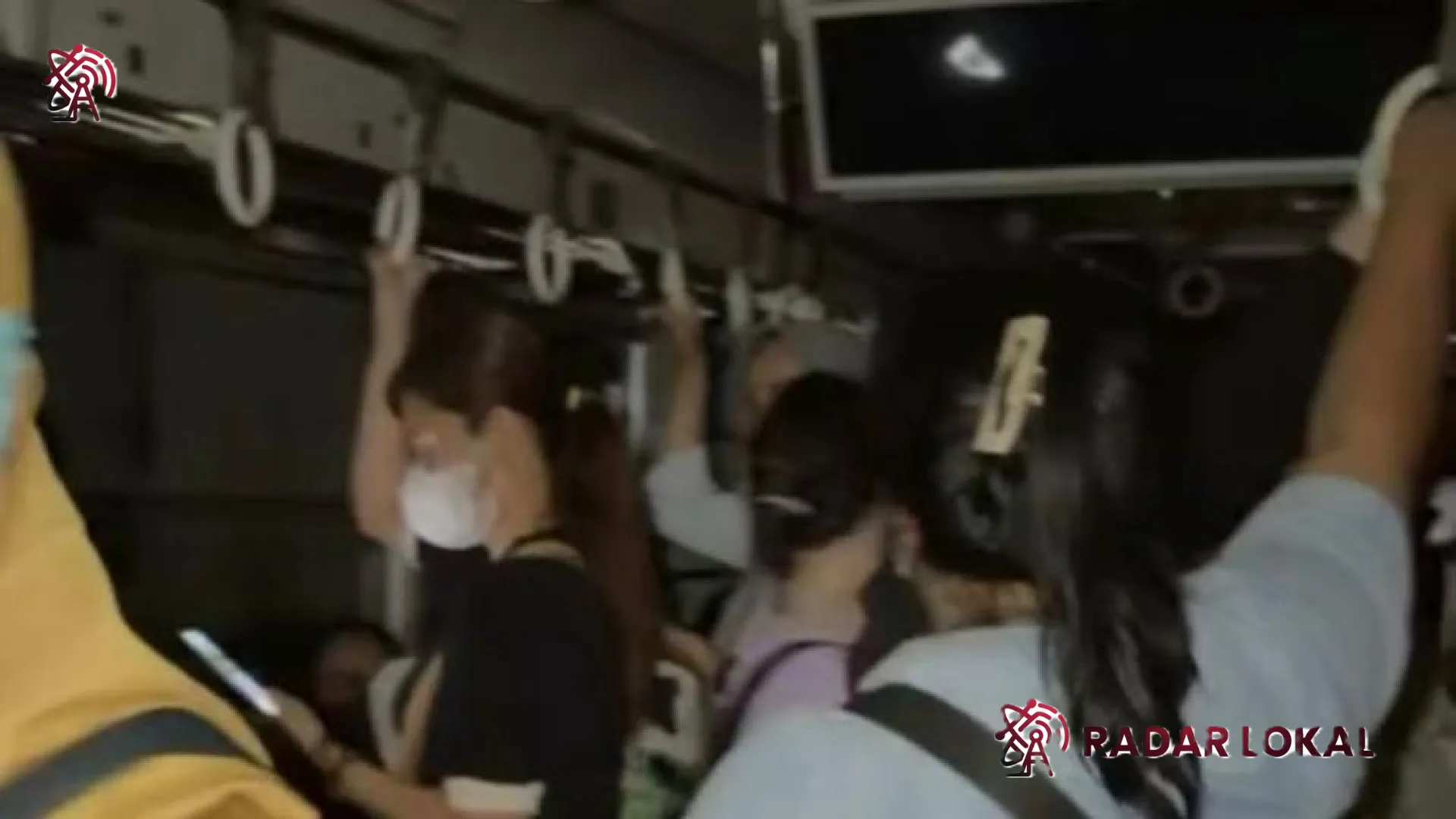 Mencekam! KRL Duri-Tangerang Mogok Total: Suara Ledakan, Kabin Gelap Gulita, hingga Solidaritas Penumpang Saat Berbuka