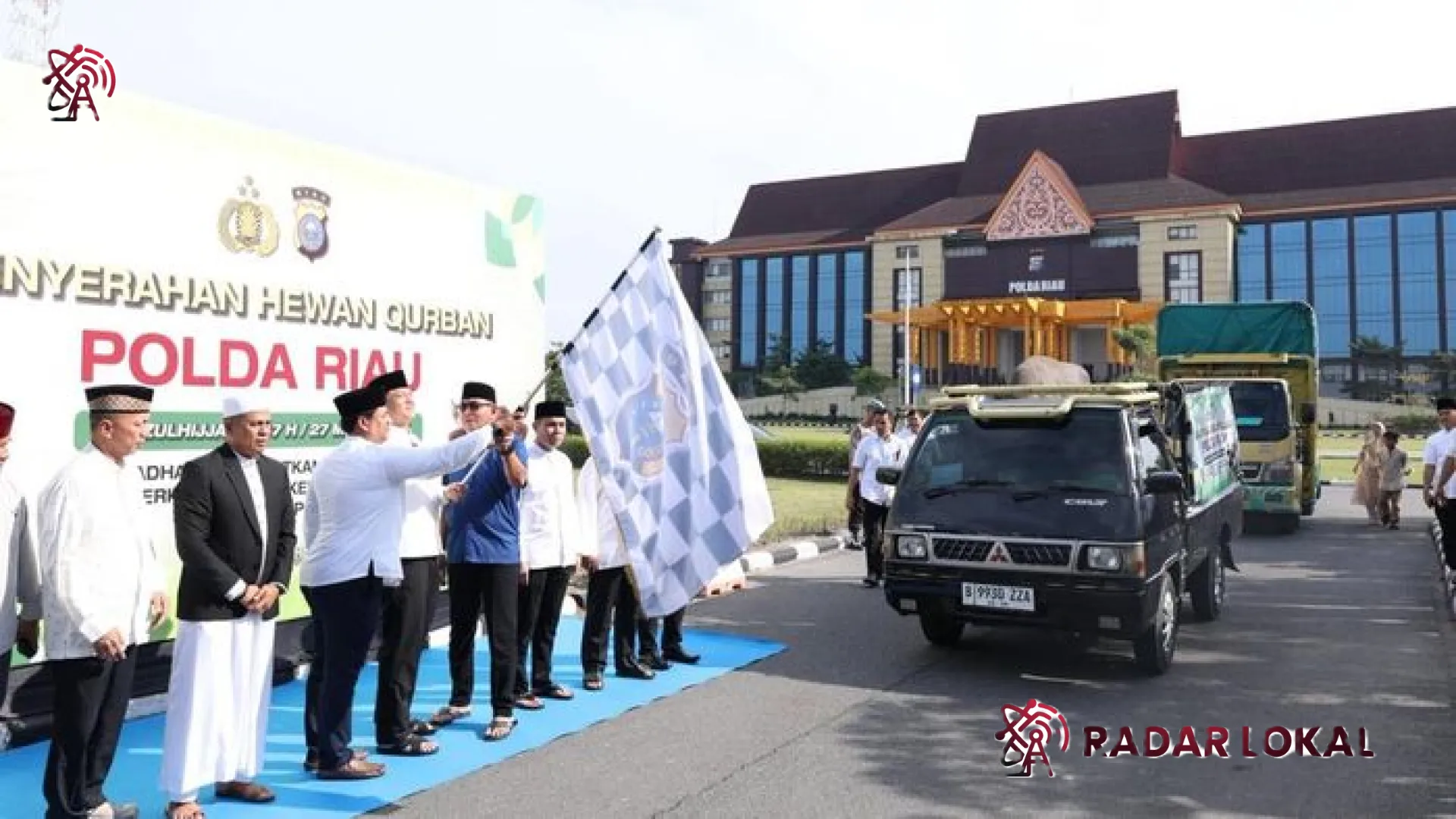 Menebar Kebaikan di Bumi Lancang Kuning: Polda Riau Distribusikan 195 Hewan Kurban Hingga Pelosok Desa