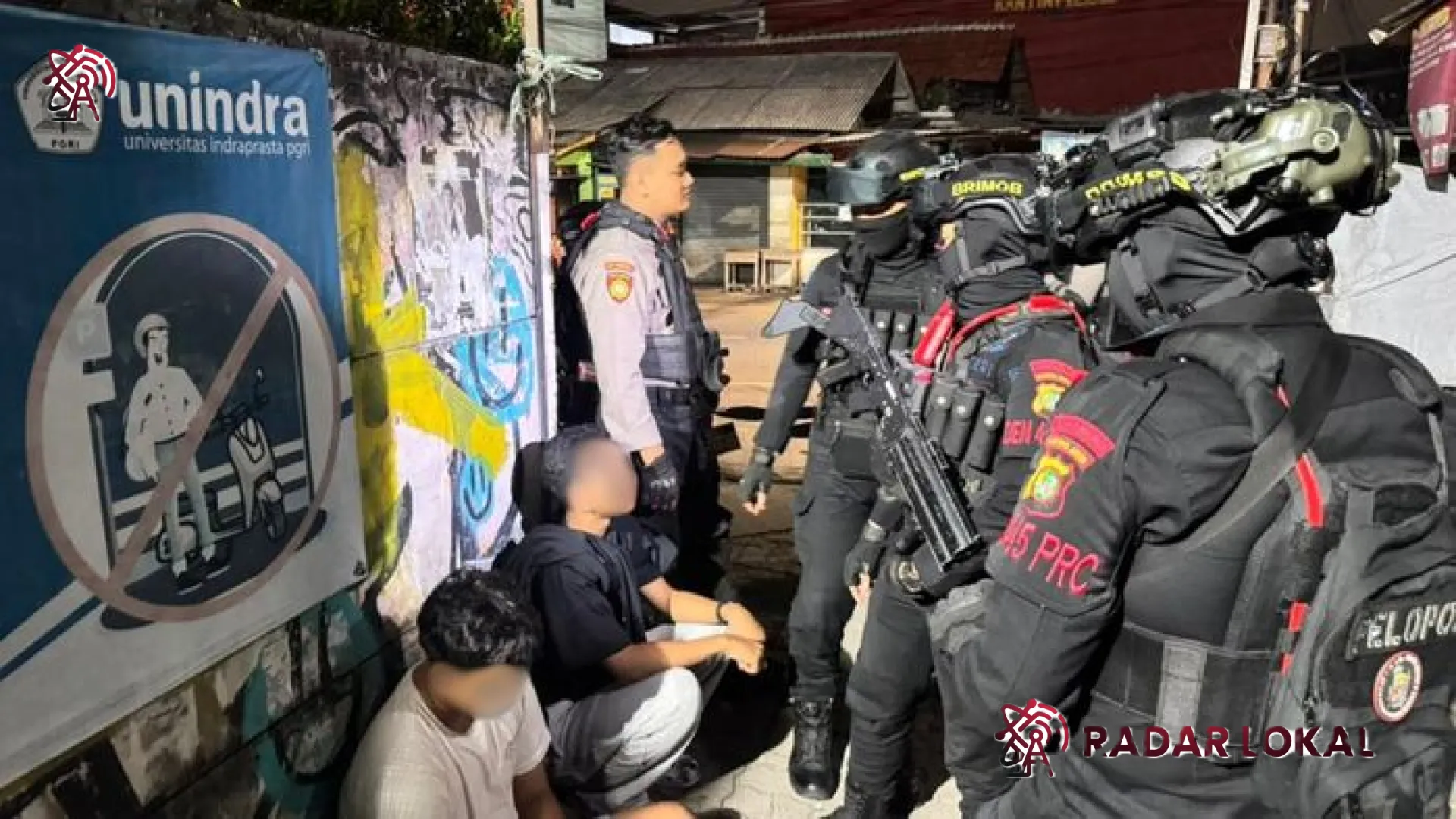 Aksi Heroik Brimob Gagalkan Tawuran Massal: 7 Remaja Bersenjata Tajam di Pasar Rebo Berhasil Diringkus