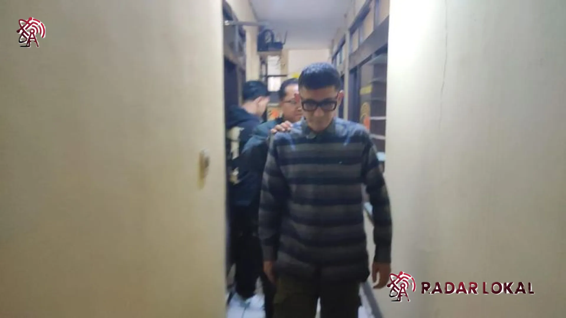 Kisah Akhir ‘Bang Jago’ Dago: Usai Viral Palak Mobil Pelat B, Kini Tertunduk Lesu di Kantor Polisi