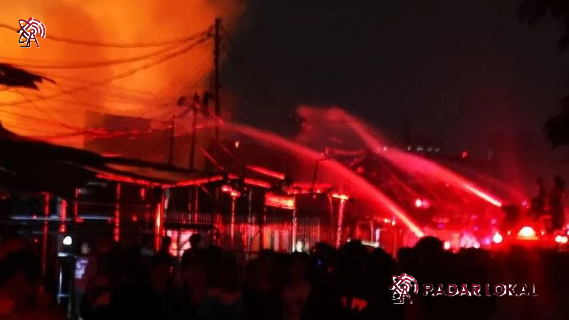 Kebakaran Hebat Melanda Pemukiman Padat Kemayoran: 6 Warga Dilarikan ke RS Akibat Sesak Napas