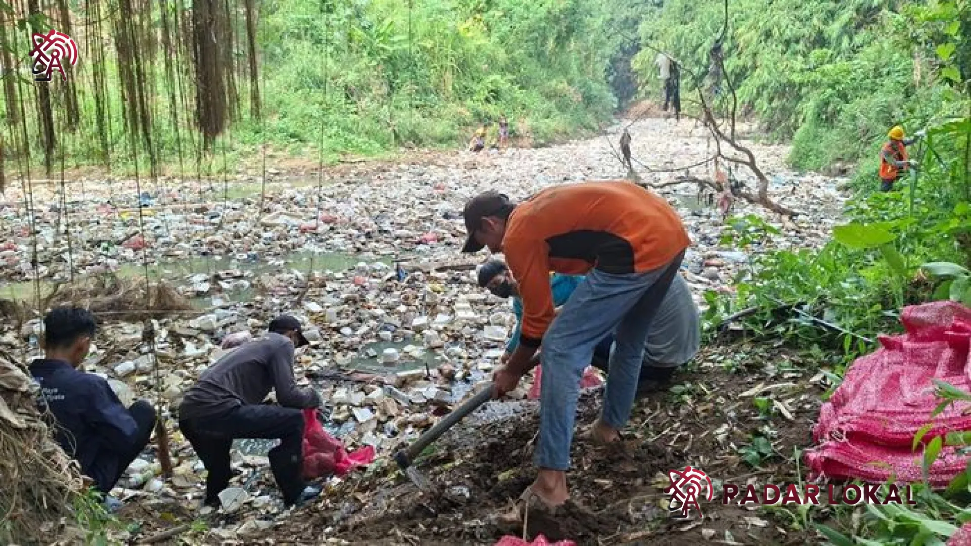 Aksi Nyata Menyelamatkan Nadi Kota: Kolaborasi Pemkot Serang dan Relawan Bersihkan Lautan Sampah di Sungai Cibanten