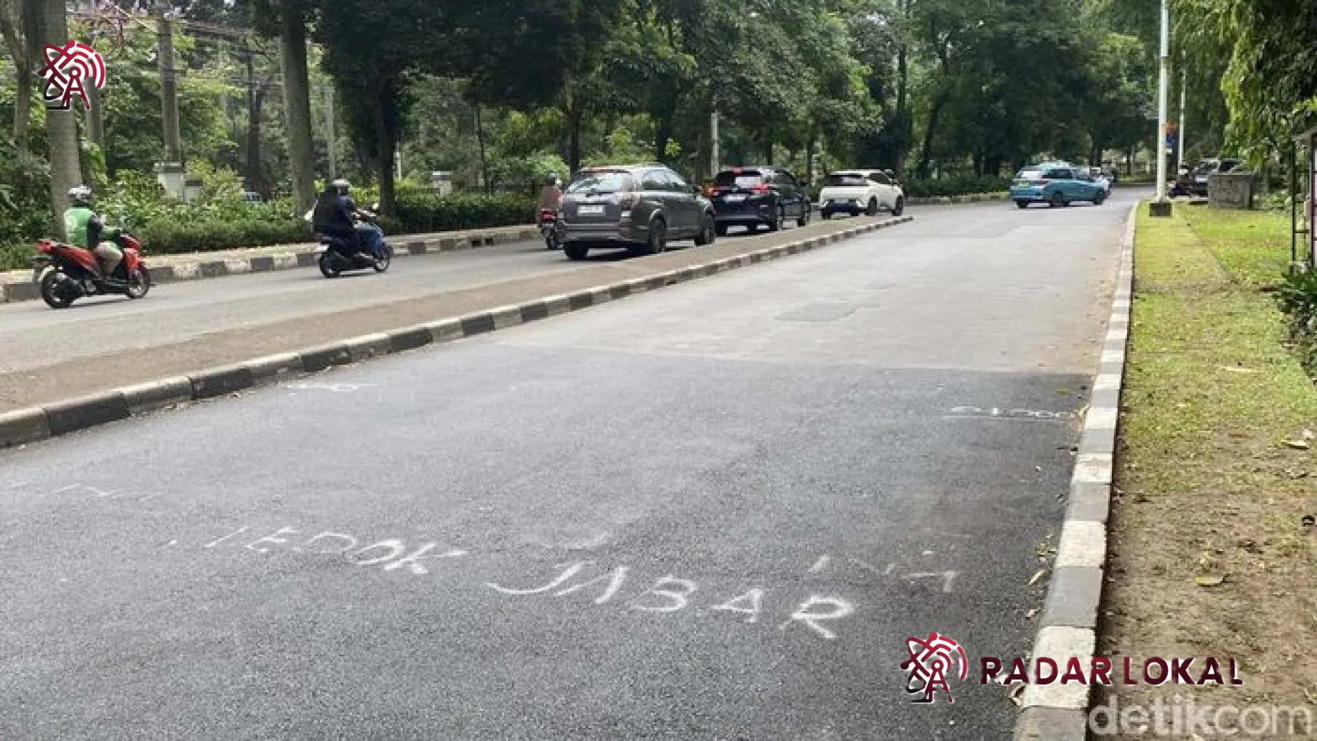 Misteri Tanda Batas ‘Depok’ di Aspal Lenteng Agung: Mengapa Perbaikan Jalan Terhenti di Tengah Jalan?