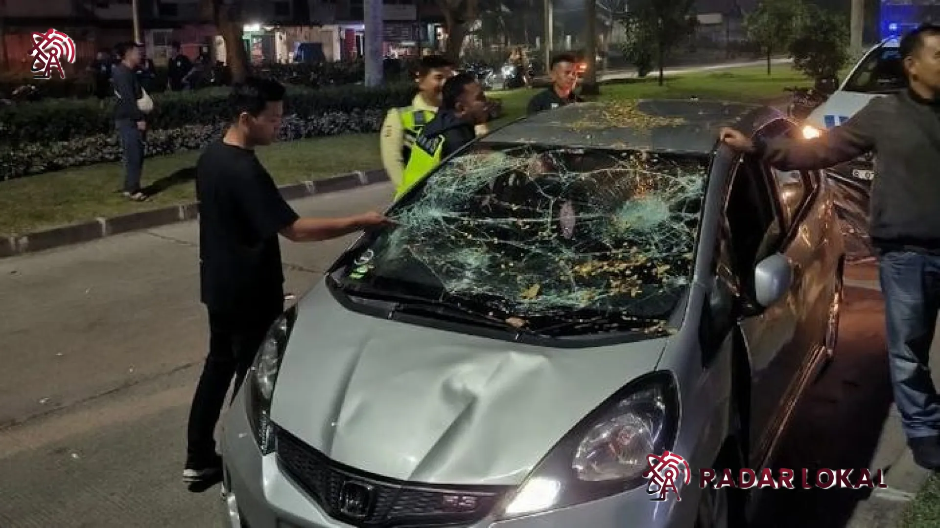 Amuk Massa di Cikupa: Mobil Honda Jazz Hancur Lebur, Polisi Dalami Motif ‘Geber Knalpot’