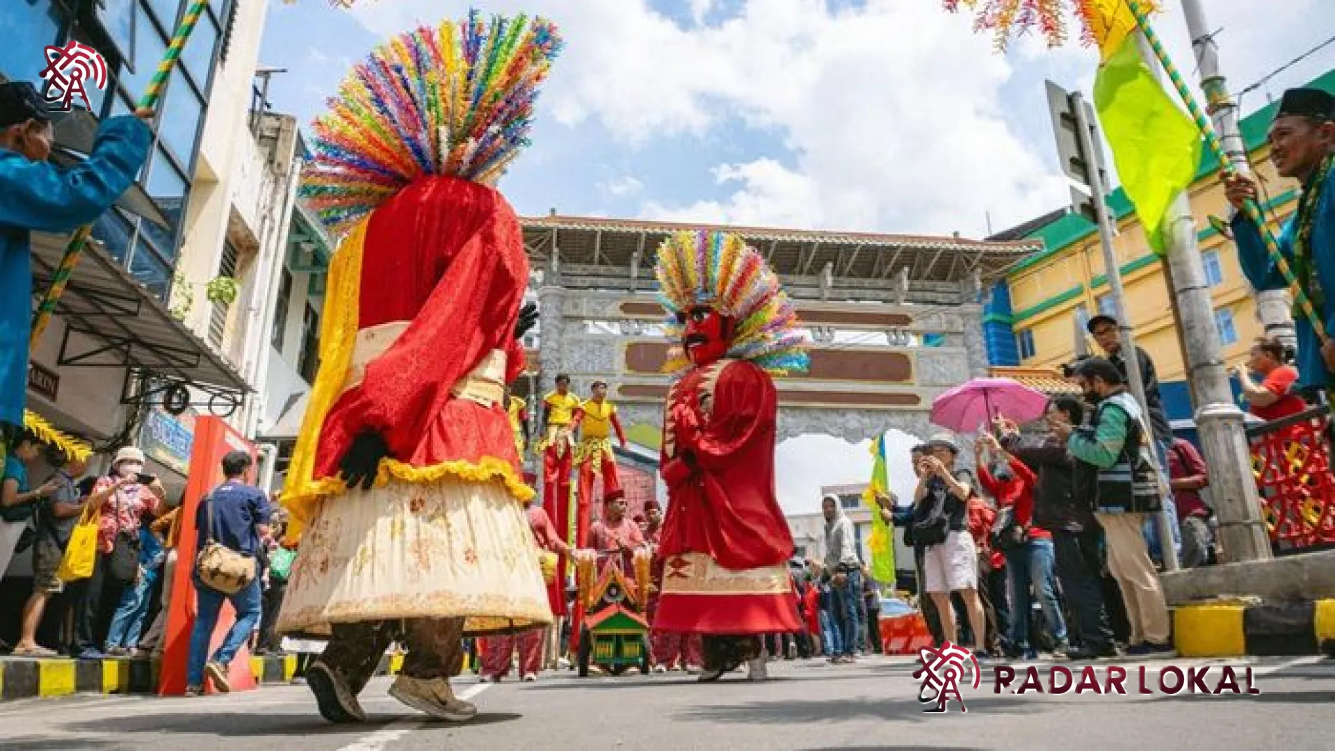 Menelusuri Jejak Sejarah Ondel-ondel: Dari Ritual Penolak Bala Hingga Menjadi Ikon Kemegahan Budaya Jakarta