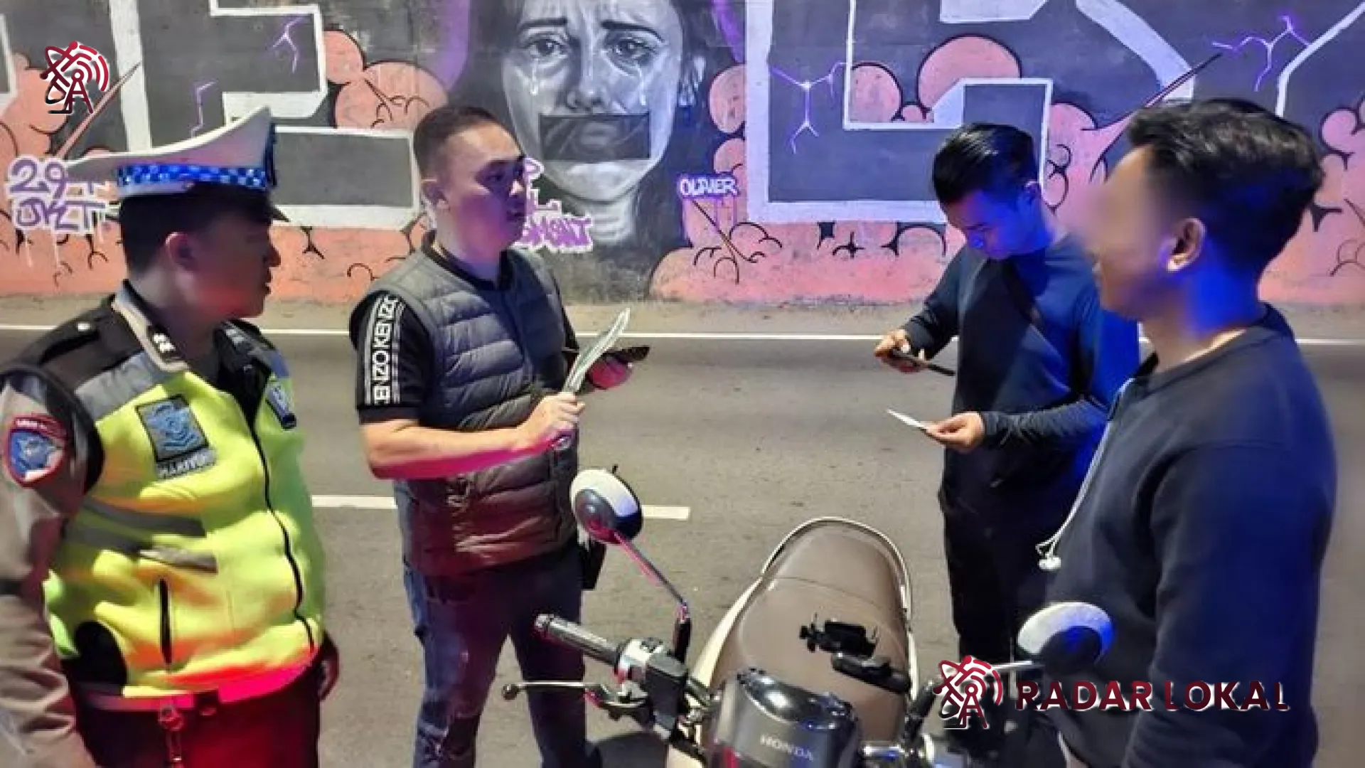 Siaga Fajar di Palmerah: Polisi Amankan Pria Bersenjata Tajam Saat Sisir Titik Rawan Jakarta Barat