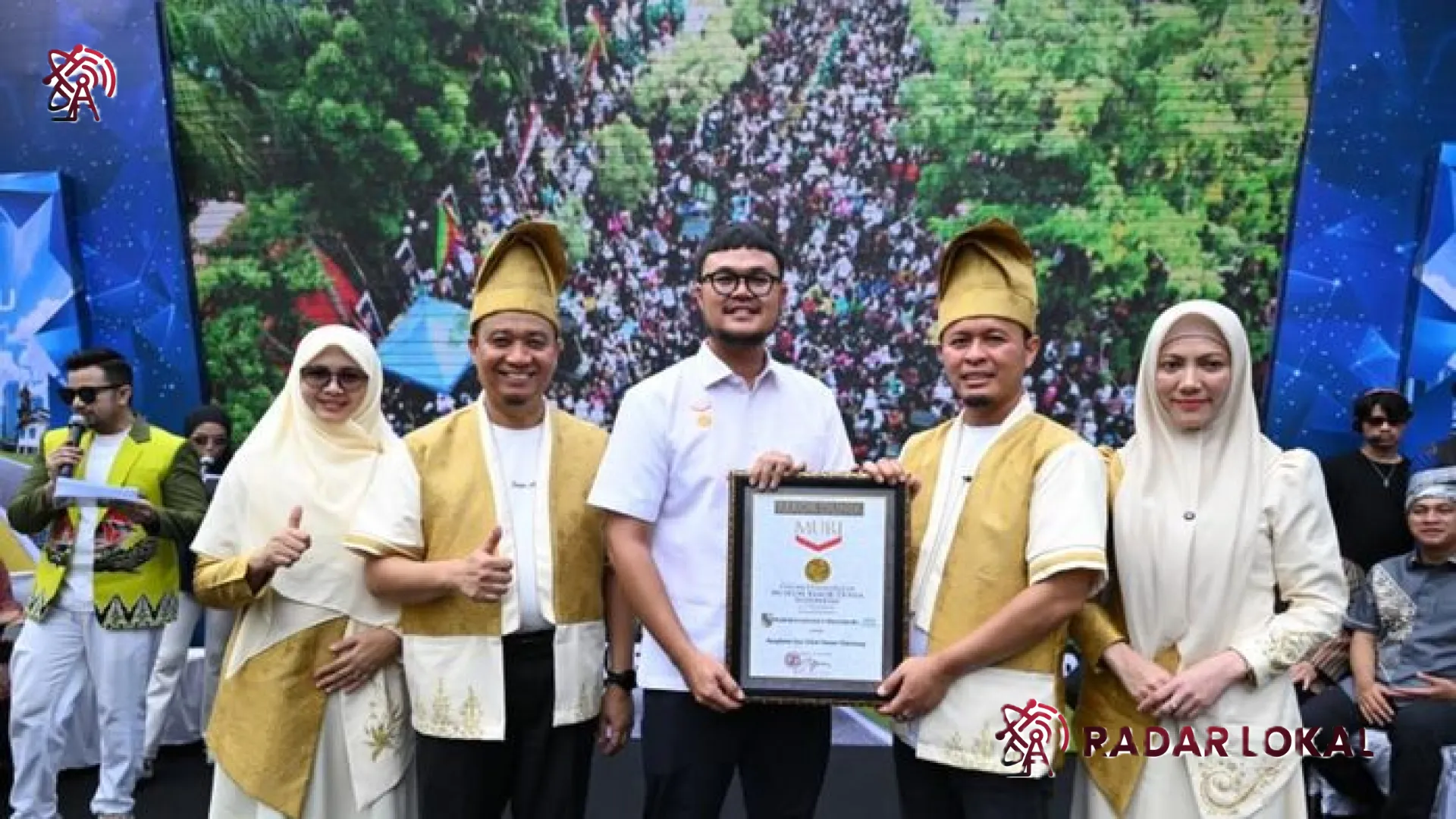 Memukau Dunia! Pekanbaru Cetak Rekor MURI Ketan Talam Durian 1 Kilometer: Transformasi Ikonik Kota Madani