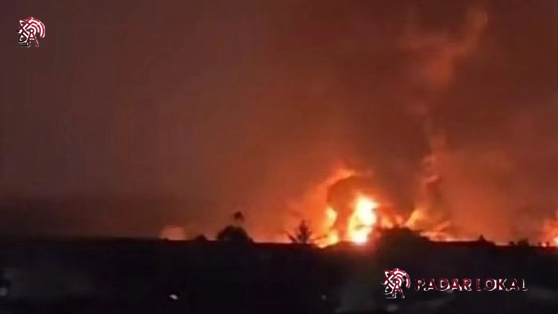 Langit Malam Tangerang Membara: Kebakaran Hebat Hanguskan Pabrik Karet di Tanah Tinggi