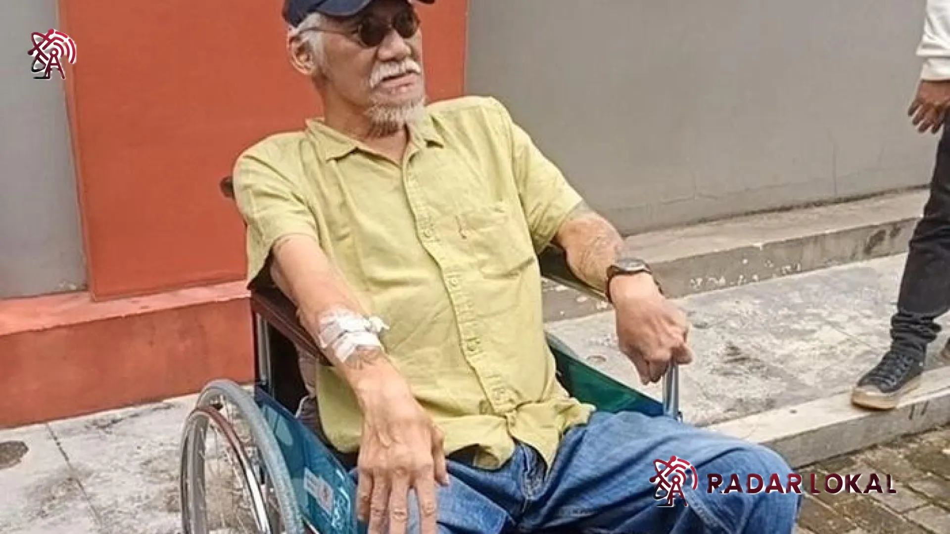 Kondisi Terkini Tio Pakusadewo: Perjuangan Sang Aktor Senior Melawan Sakit di Balik Kursi Roda