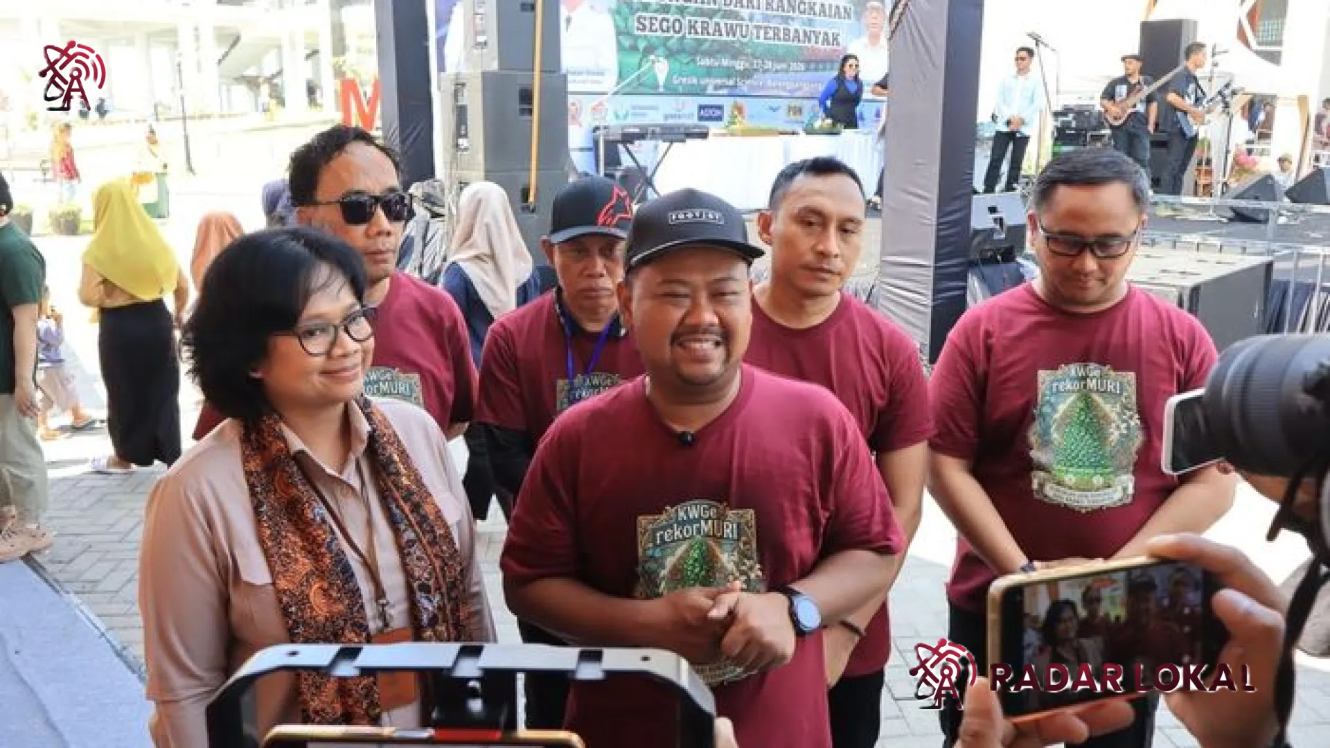 Gresik Cetak Sejarah: Gunungan Nasi Krawu 4,5 Meter Raih Rekor Dunia MURI dan Perkuat Identitas Budaya Lokal
